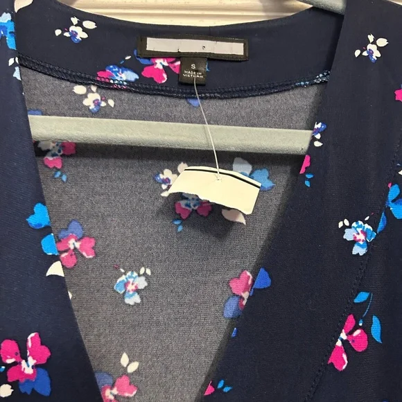 NWT VERSATILE Floral Wrap Dress w/V Neck and a Comfortable Knit Fit - Picture 4 of 12
